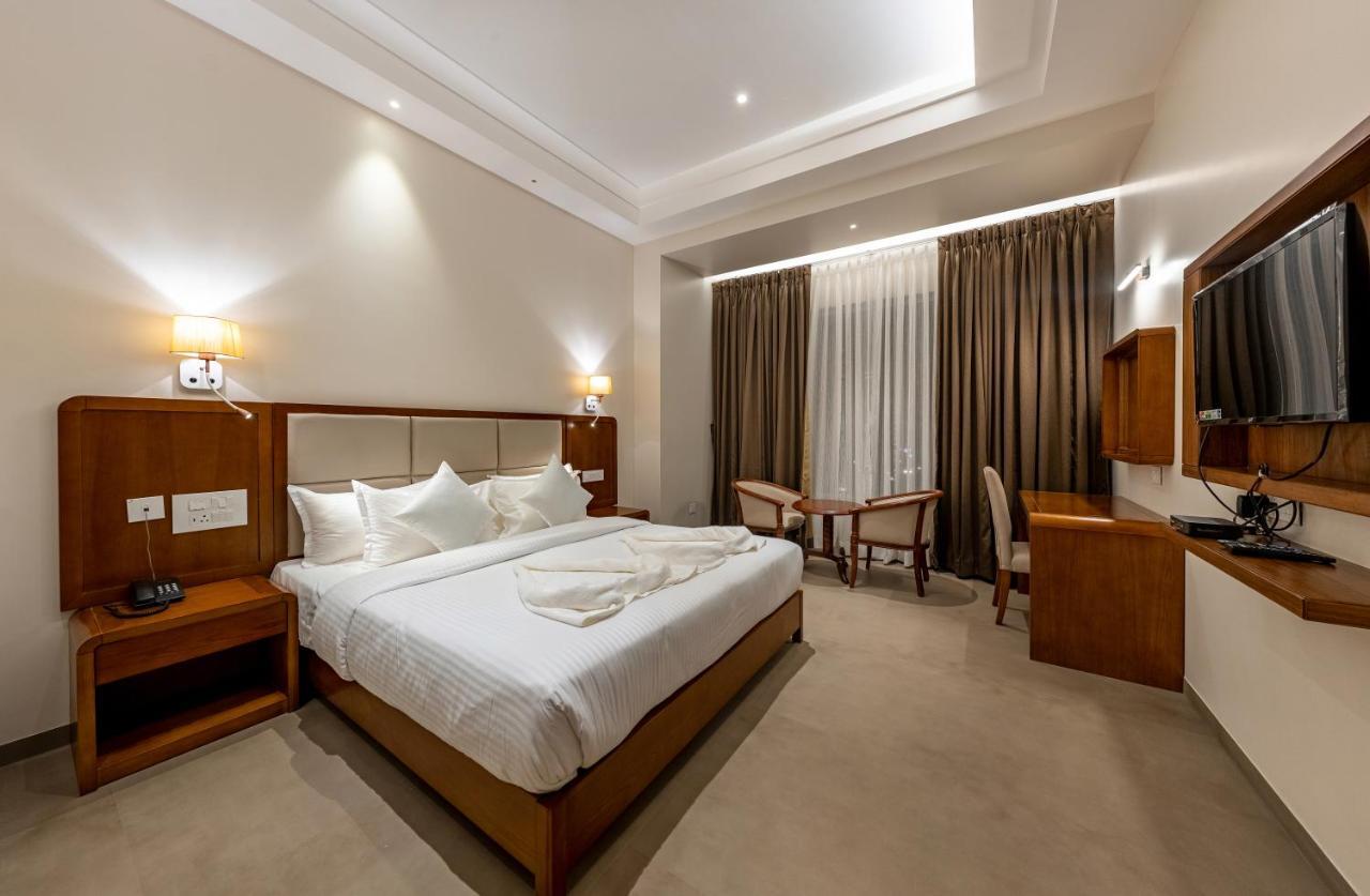 Grand Regal Hotel Chandoli Luaran gambar