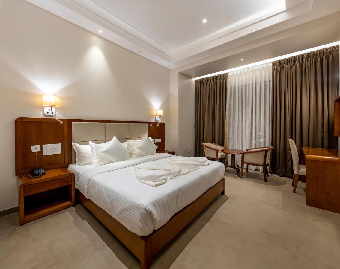 Grand Regal Hotel Chandoli Luaran gambar